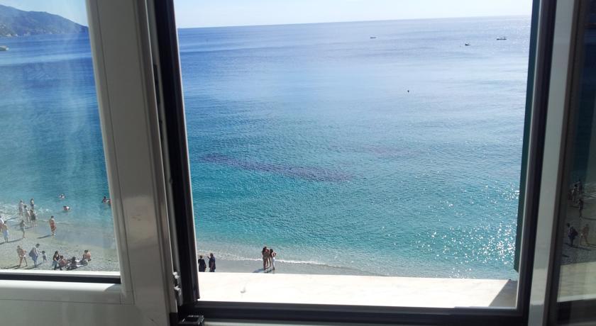 La Terrazza Sul Mare Affittacamere مونتيروسّو ال ماري الغرفة الصورة